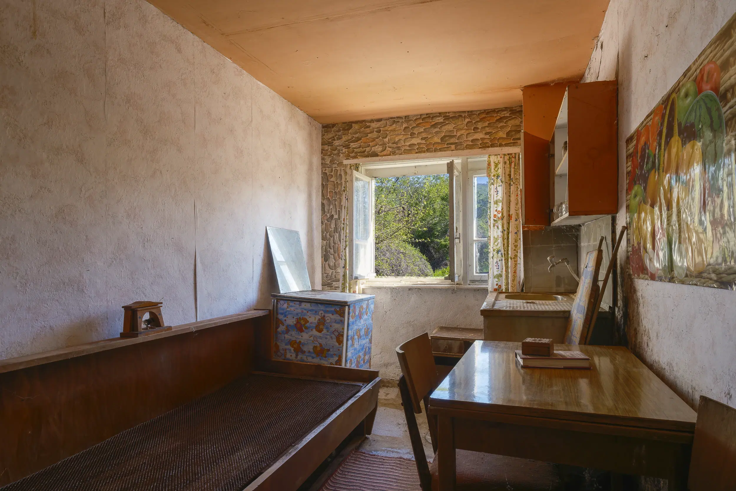 Perceel van 1.364 m² met gezinswoning en bijgebouwen in Damyanovo, Gabrovo - Bulgarije
