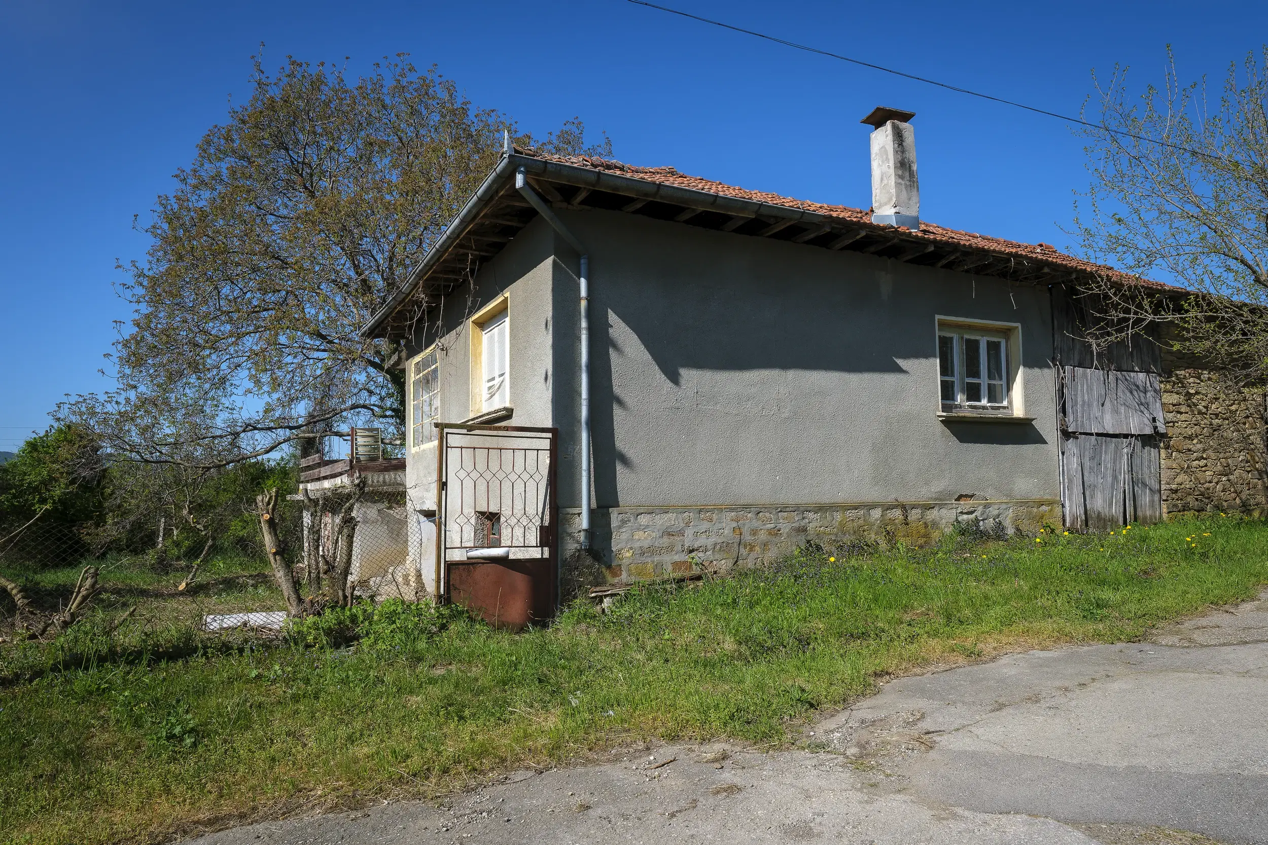Perceel van 1.364 m² met gezinswoning en bijgebouwen in Damyanovo, Gabrovo - Bulgarije