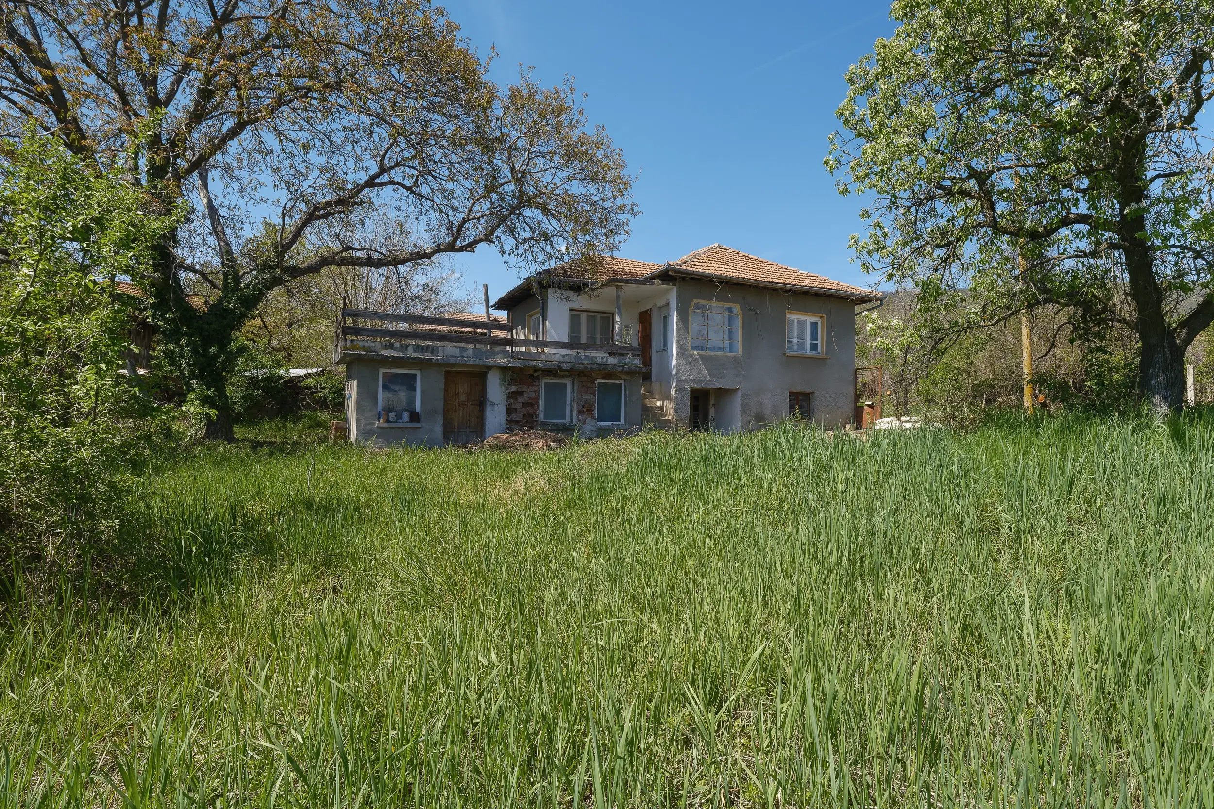Perceel van 1.364 m² met gezinswoning en bijgebouwen in Damyanovo, Gabrovo - Bulgarije