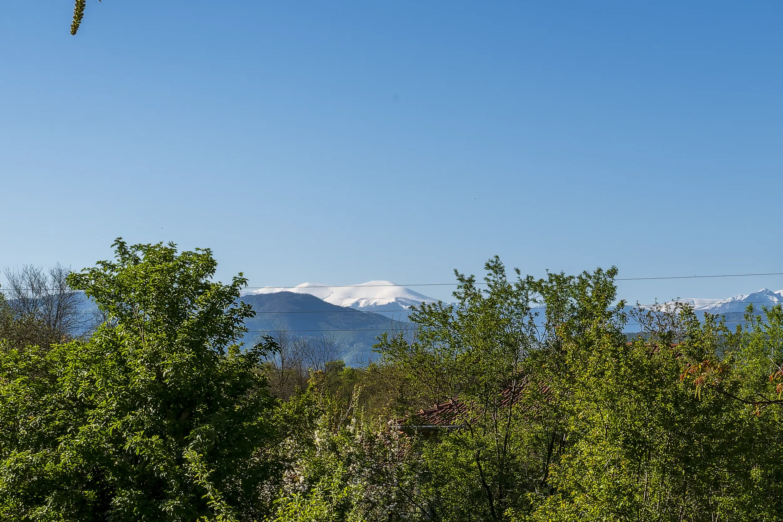 Perceel van 1.364 m² met gezinswoning en bijgebouwen in Damyanovo, Gabrovo - Bulgarije