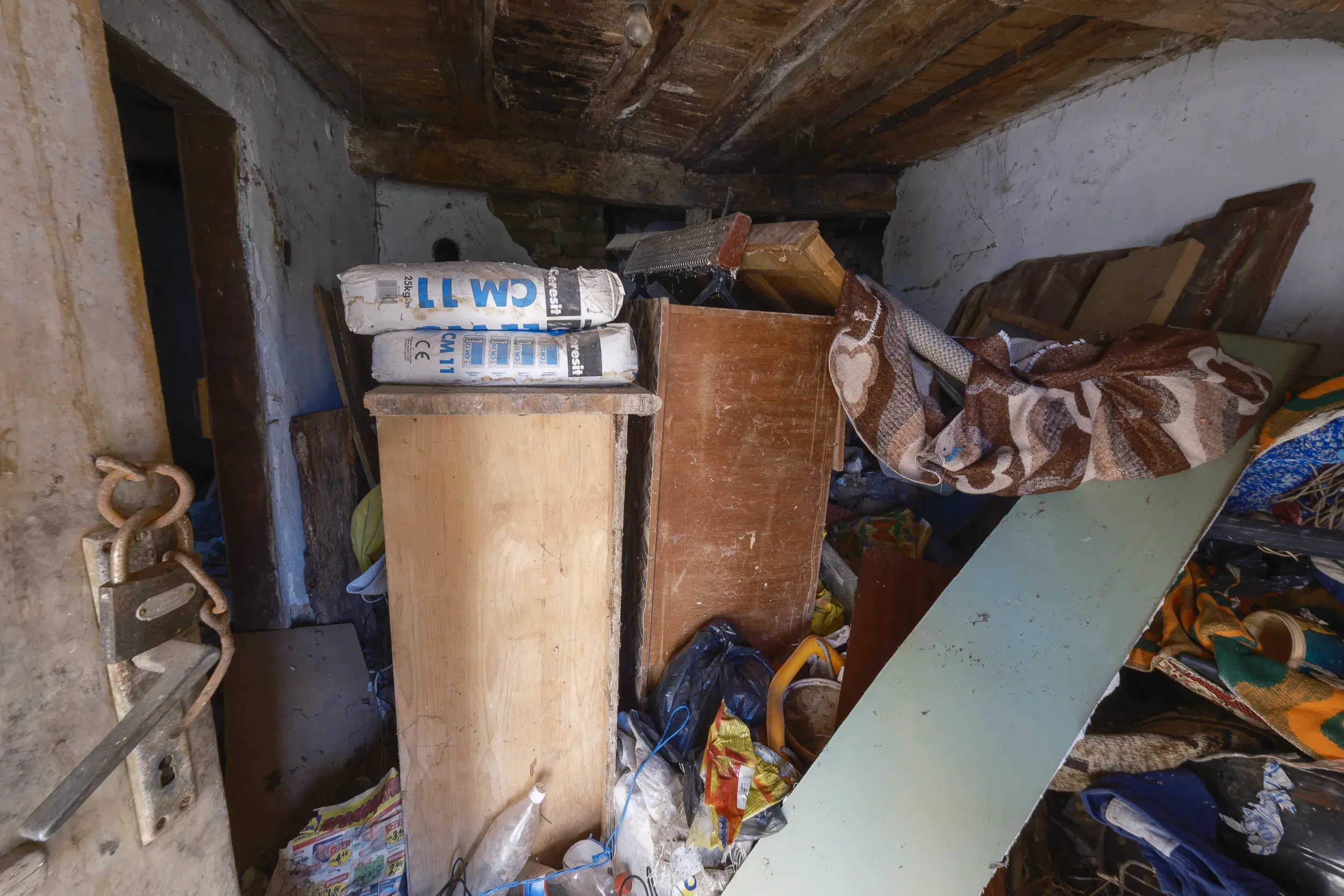 Perceel van 1.364 m² met gezinswoning en bijgebouwen in Damyanovo, Gabrovo - Bulgarije