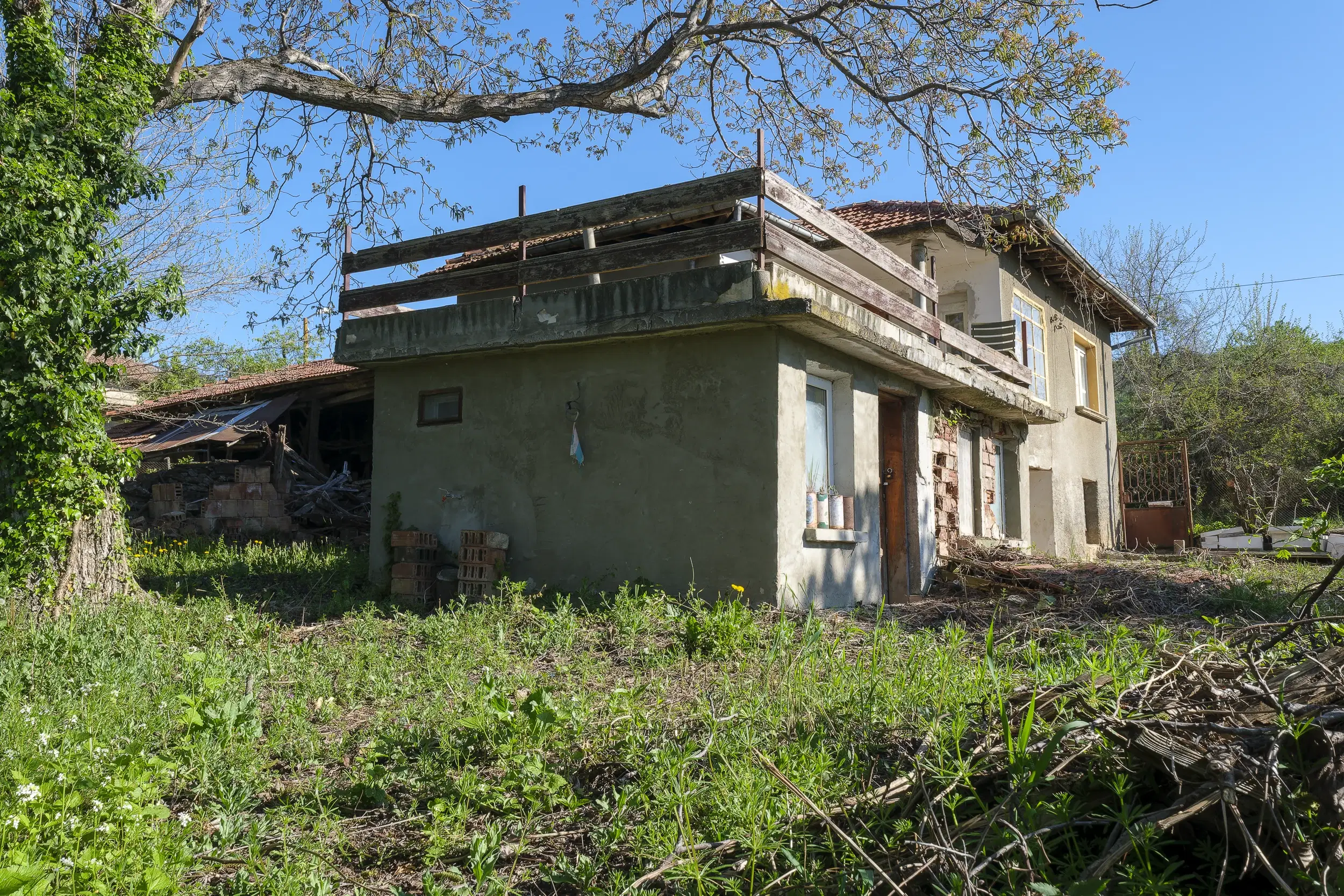 Perceel van 1.364 m² met gezinswoning en bijgebouwen in Damyanovo, Gabrovo - Bulgarije