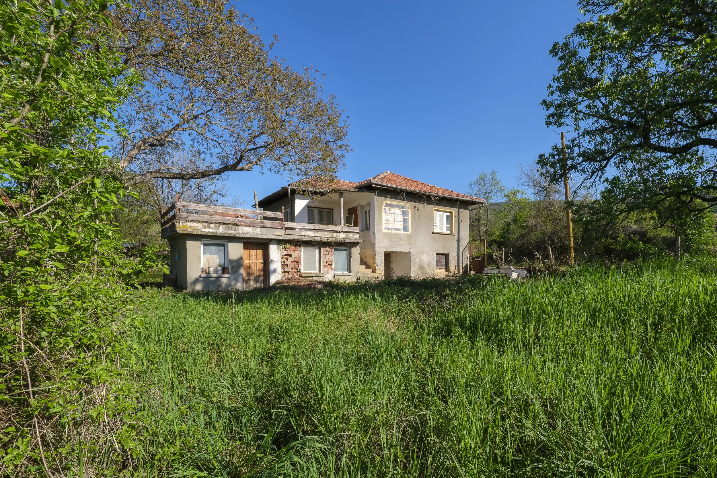 Perceel van 1.364 m² met gezinswoning en bijgebouwen in Damyanovo, Gabrovo - Bulgarije