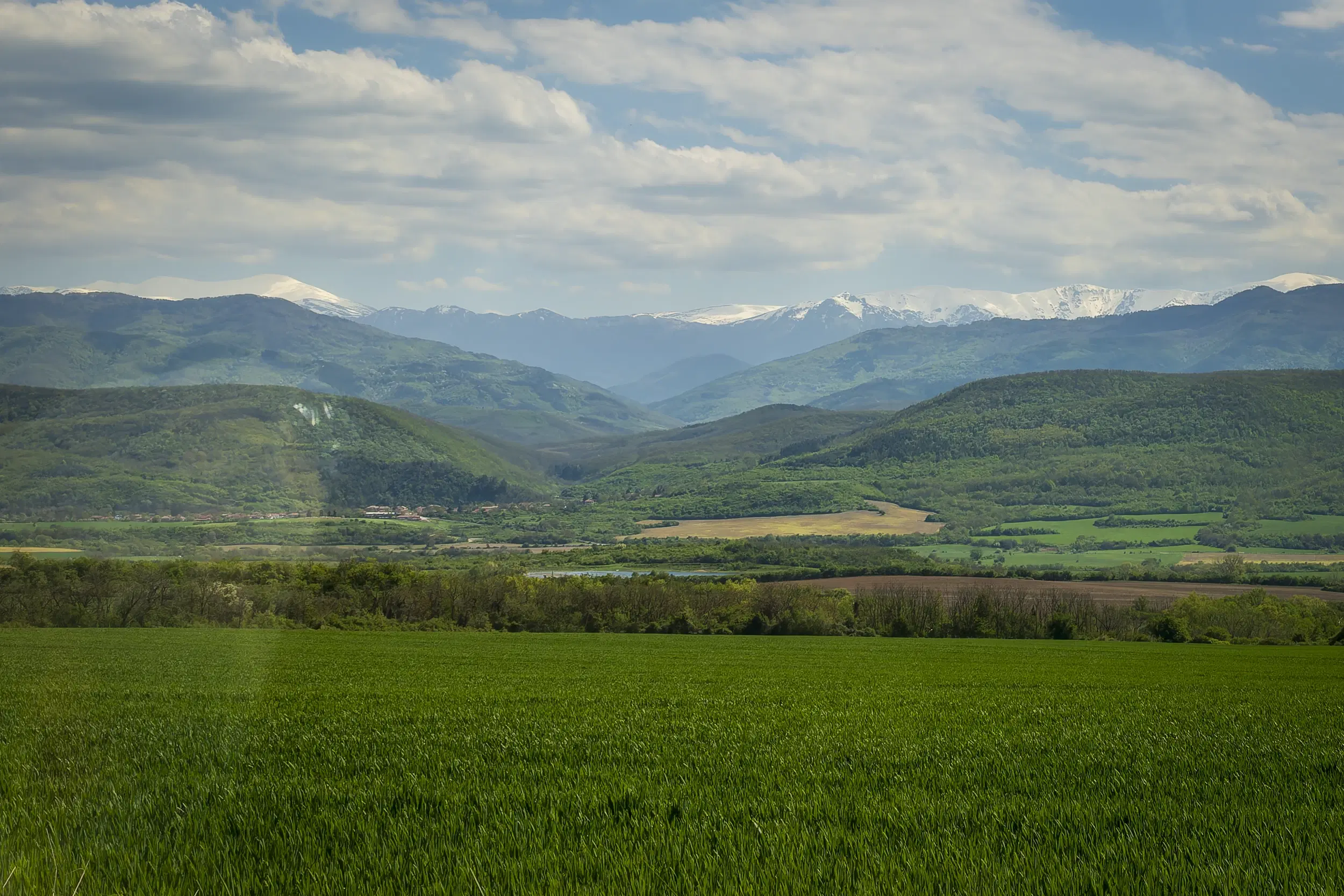 Perceel van 1.364 m² met gezinswoning en bijgebouwen in Damyanovo, Gabrovo - Bulgarije