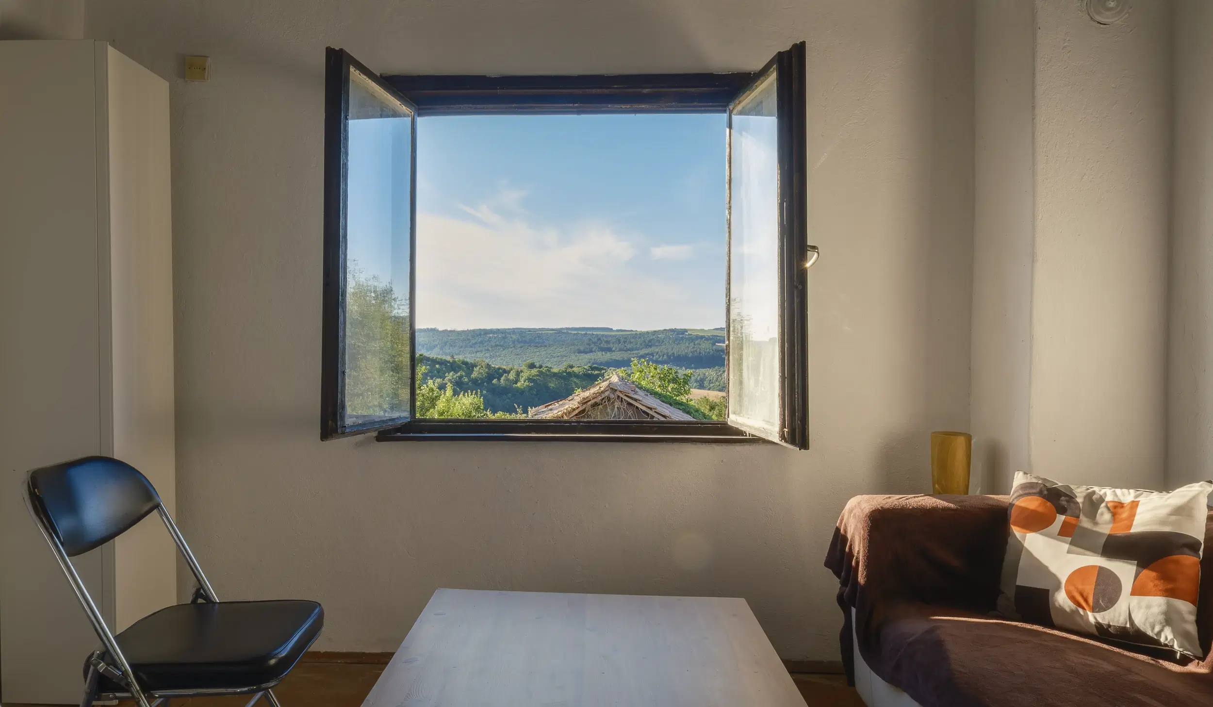 Perceel van 7.857 m² met 2-verdiepingen gezinswoning en bijgebouwen, met uitzicht nabij Veliko Tarnovo - Bulgarije
