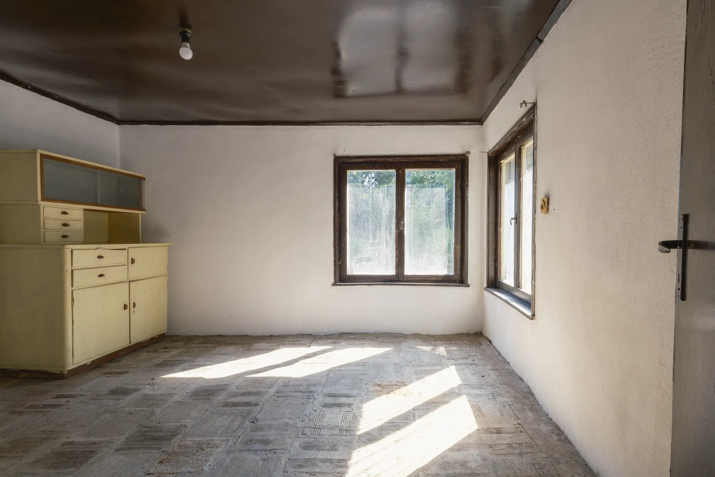 Perceel van 7.857 m² met 2-verdiepingen gezinswoning en bijgebouwen, met uitzicht nabij Veliko Tarnovo - Bulgarije