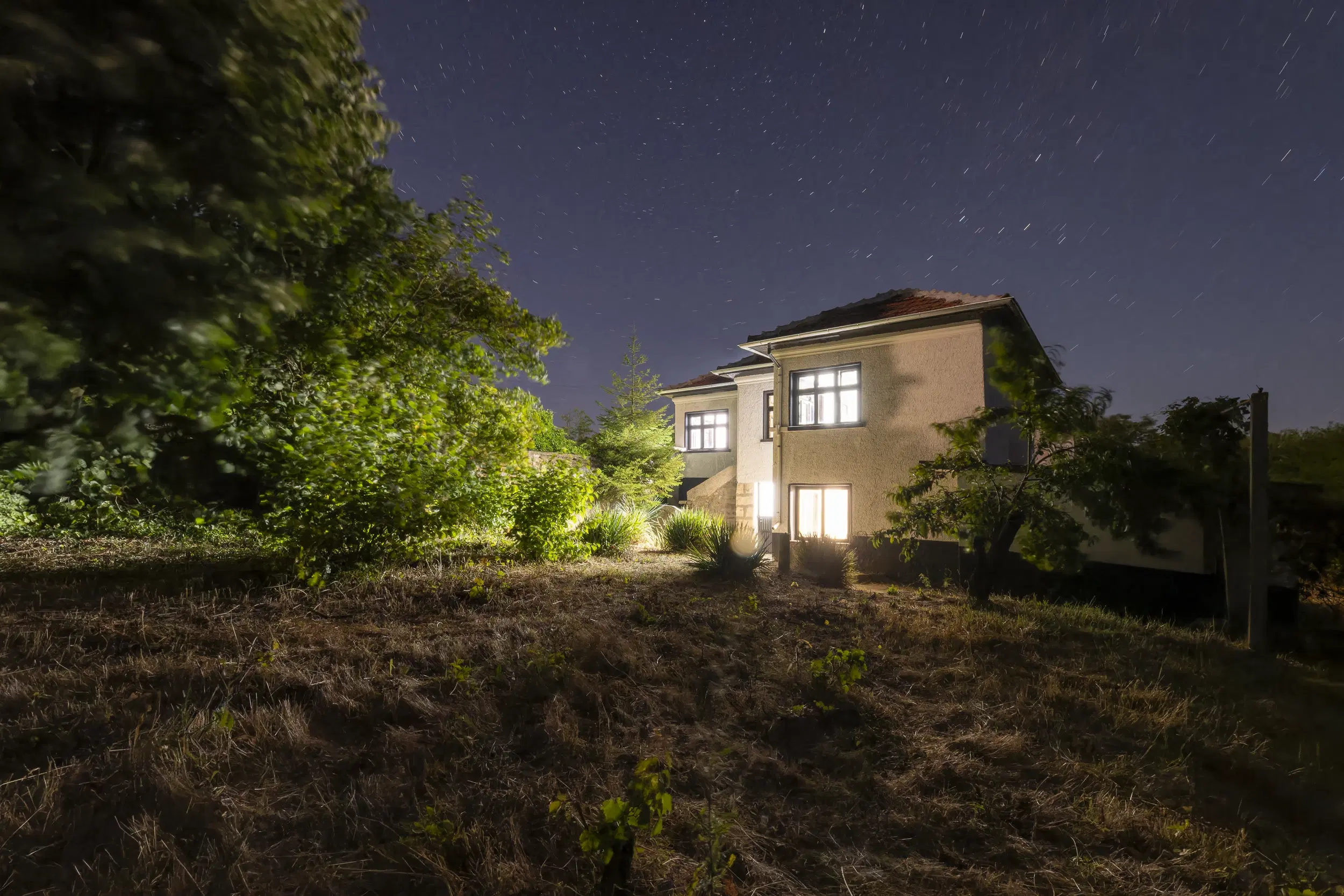 Perceel van 7.857 m² met 2-verdiepingen gezinswoning en bijgebouwen, met uitzicht nabij Veliko Tarnovo - Bulgarije