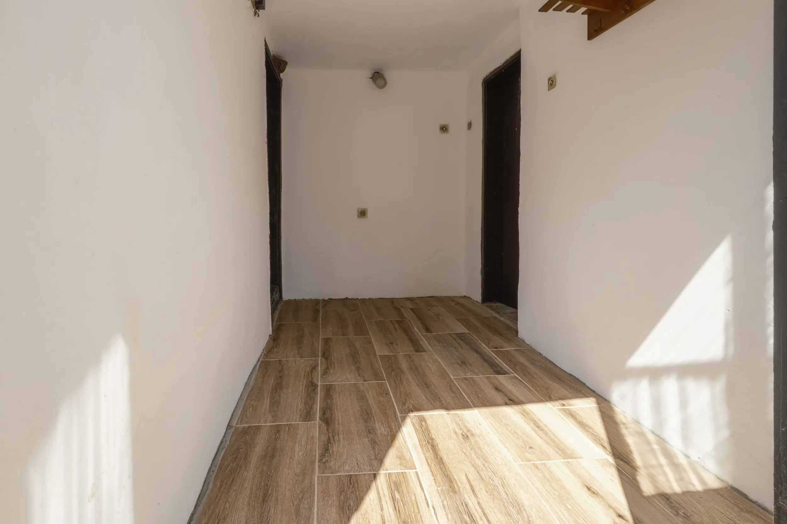 Perceel van 7.857 m² met 2-verdiepingen gezinswoning en bijgebouwen, met uitzicht nabij Veliko Tarnovo - Bulgarije