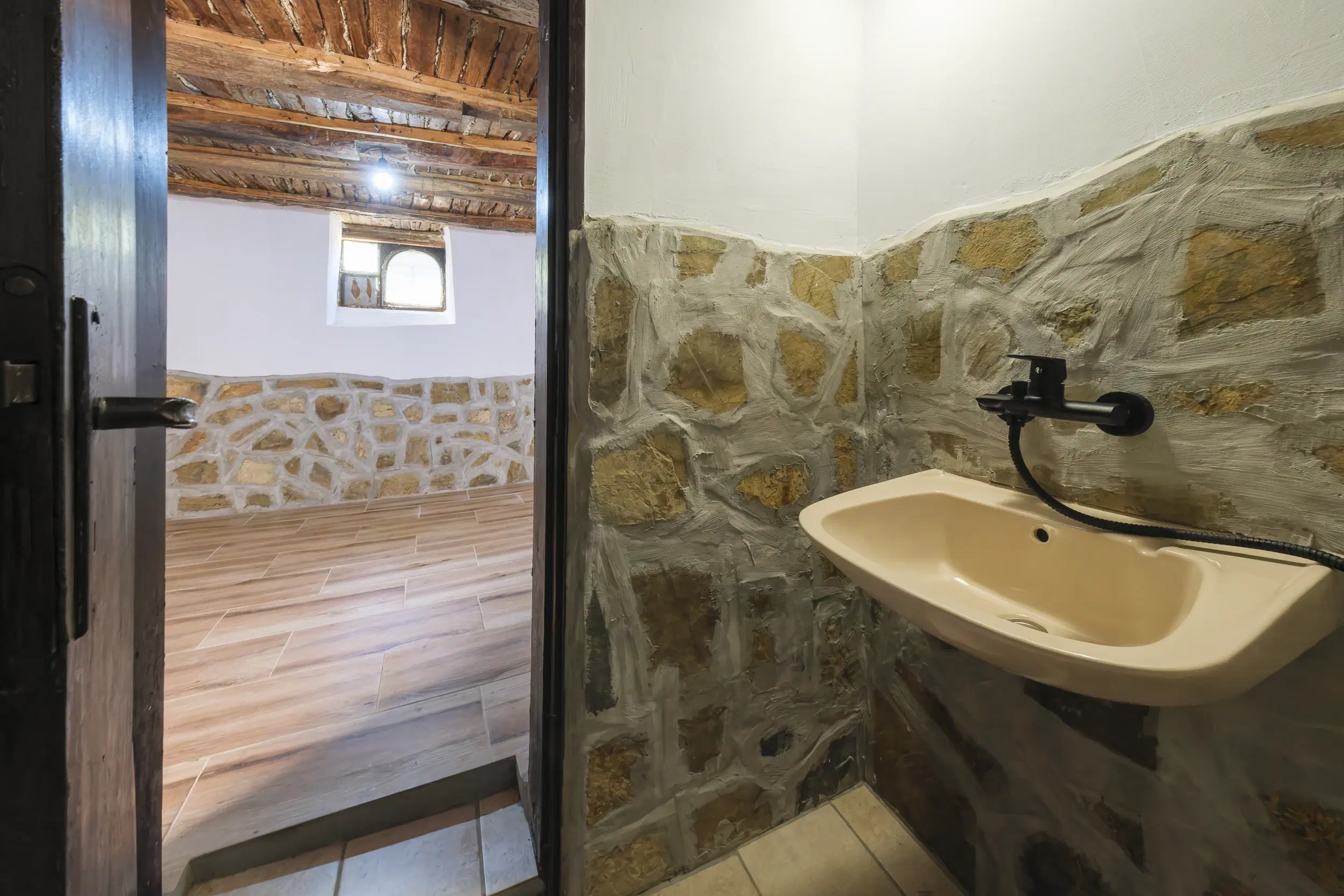 Perceel van 7.857 m² met 2-verdiepingen gezinswoning en bijgebouwen, met uitzicht nabij Veliko Tarnovo - Bulgarije