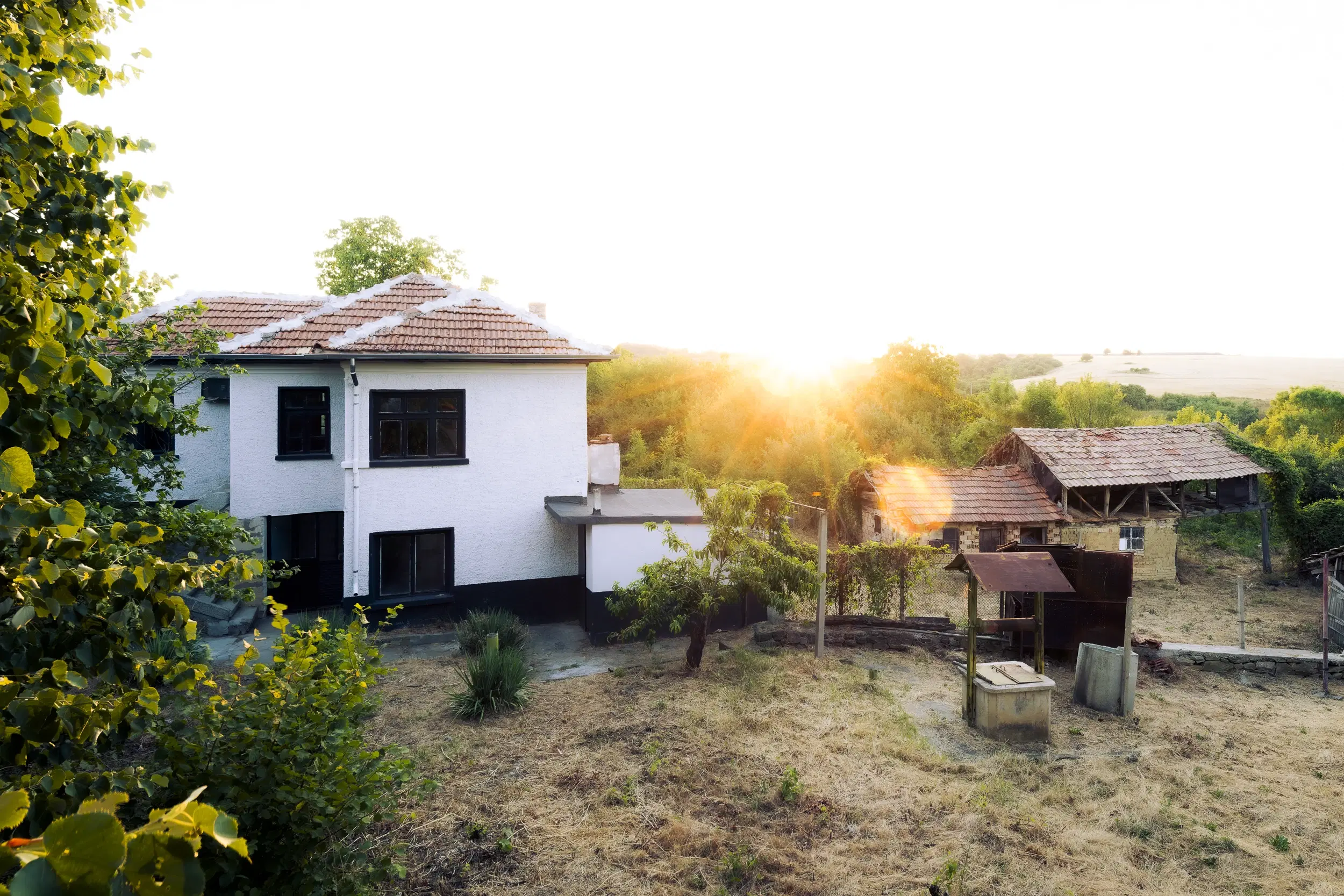 Perceel van 7.857 m² met 2-verdiepingen gezinswoning en bijgebouwen, met uitzicht nabij Veliko Tarnovo - Bulgarije