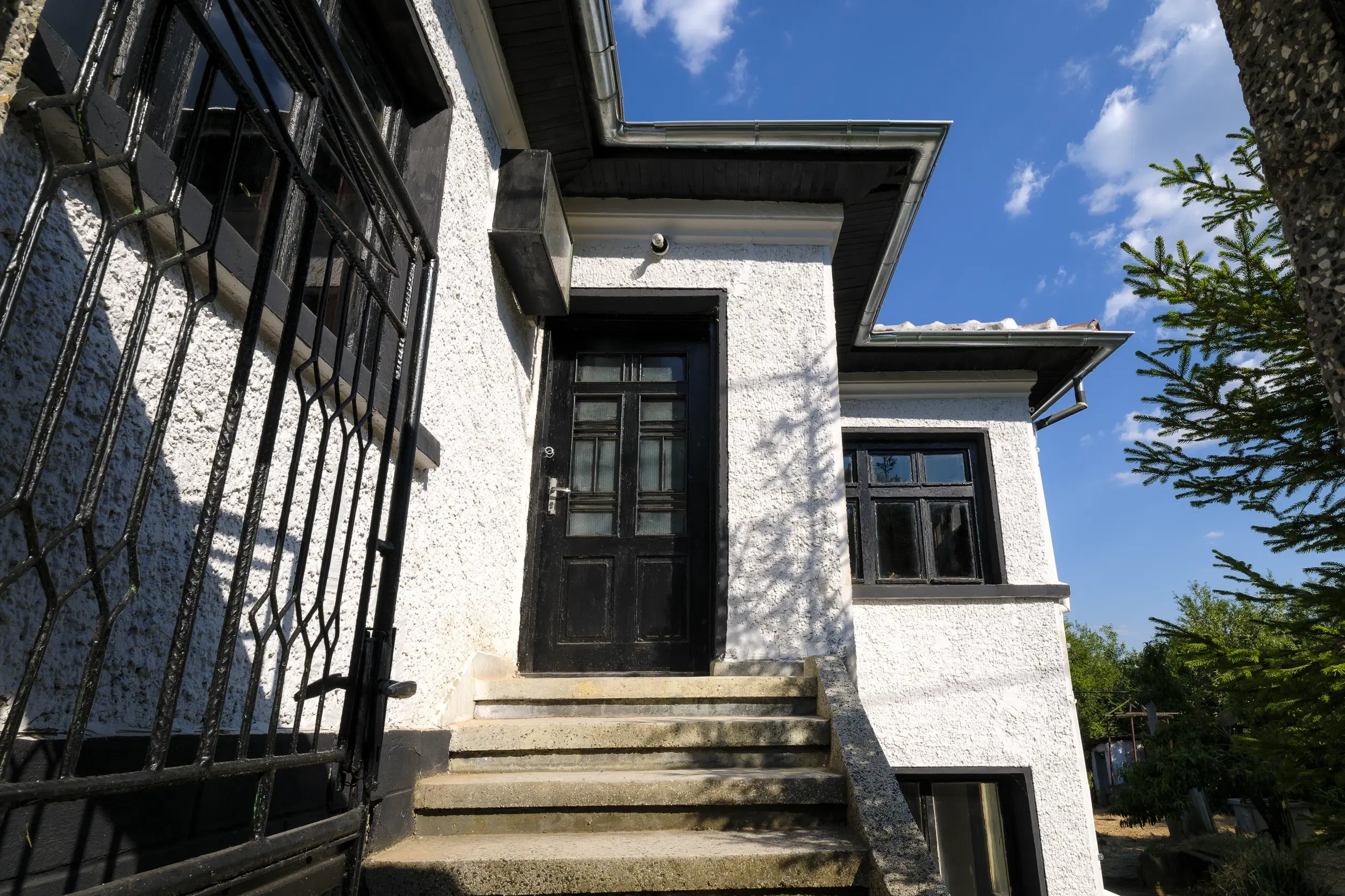 Perceel van 7.857 m² met 2-verdiepingen gezinswoning en bijgebouwen, met uitzicht nabij Veliko Tarnovo - Bulgarije