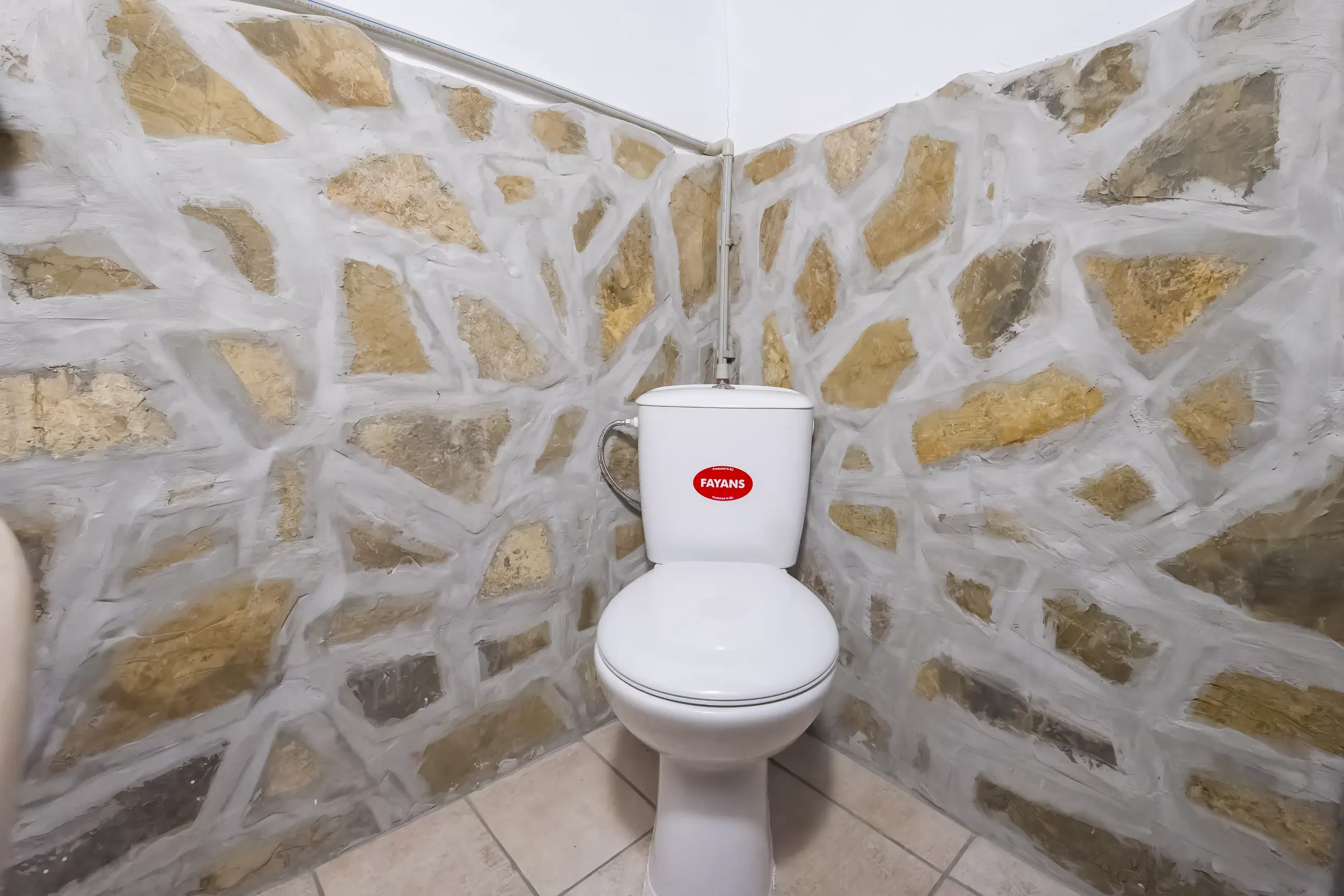 Perceel van 7.857 m² met 2-verdiepingen gezinswoning en bijgebouwen, met uitzicht nabij Veliko Tarnovo - Bulgarije