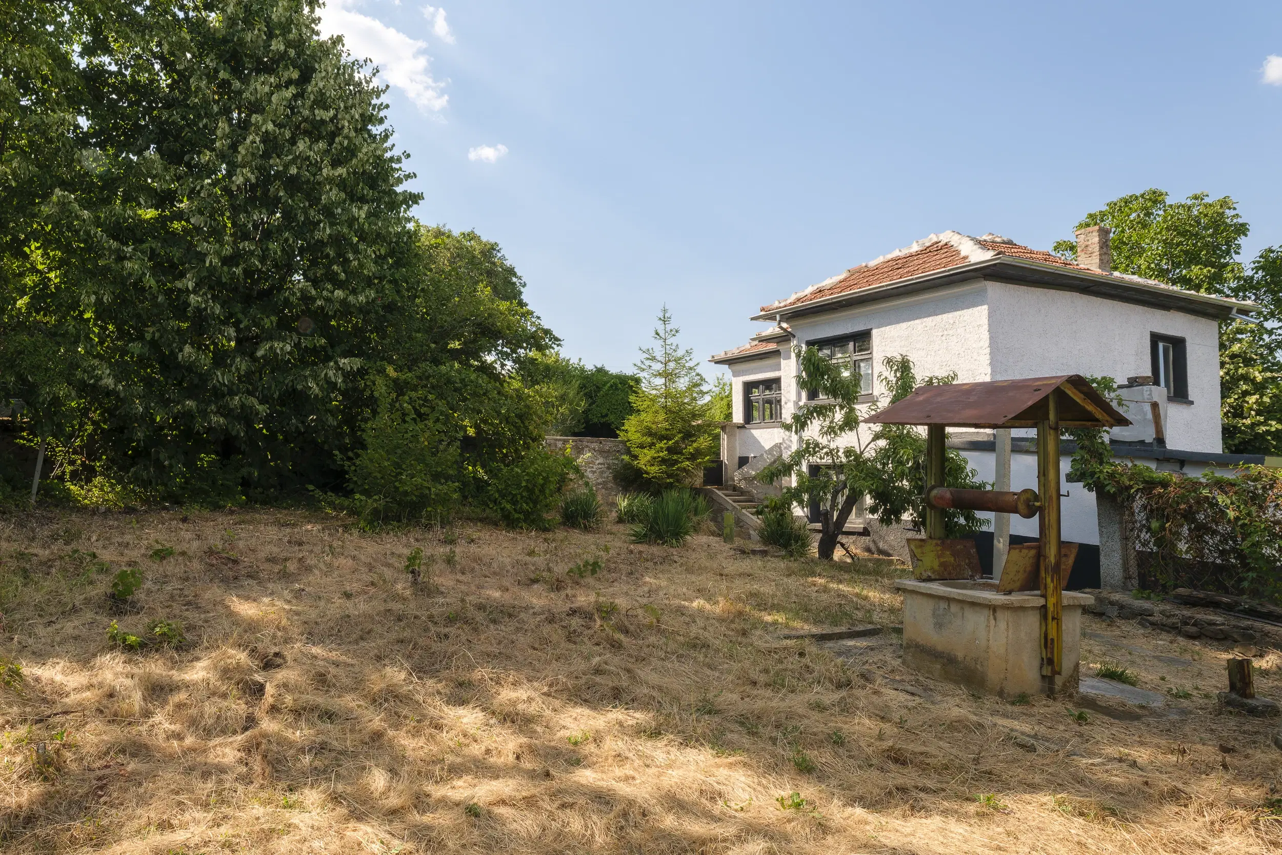 Perceel van 7.857 m² met 2-verdiepingen gezinswoning en bijgebouwen, met uitzicht nabij Veliko Tarnovo - Bulgarije