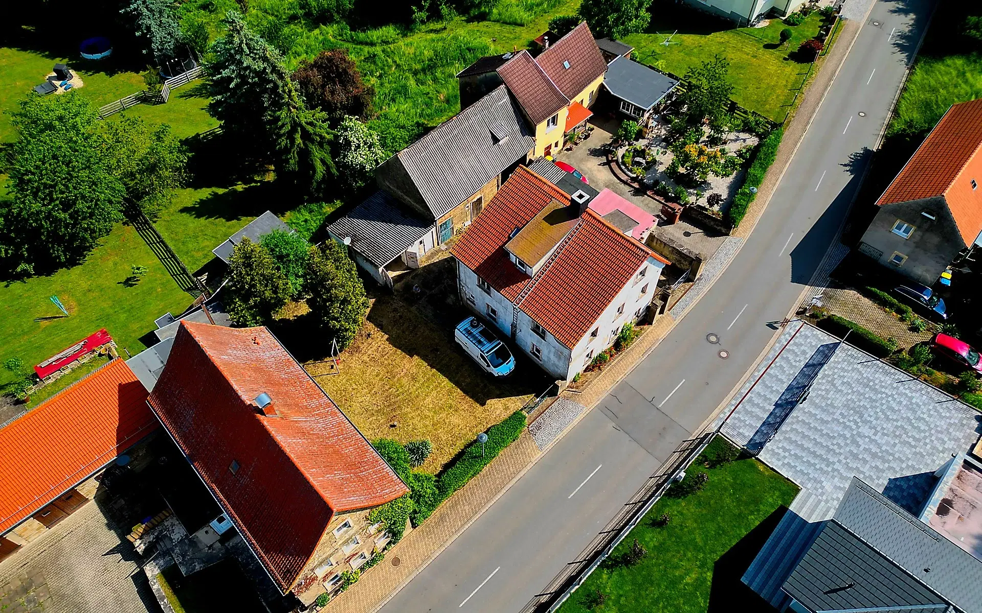 Beleggingspand met 3 appartementen, grote schuur en 2 garages in Droyßig - Duitsland