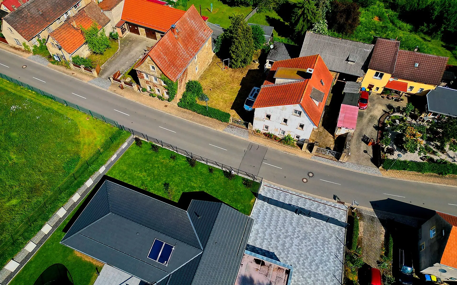 Beleggingspand met 3 appartementen, grote schuur en 2 garages in Droyßig - Duitsland