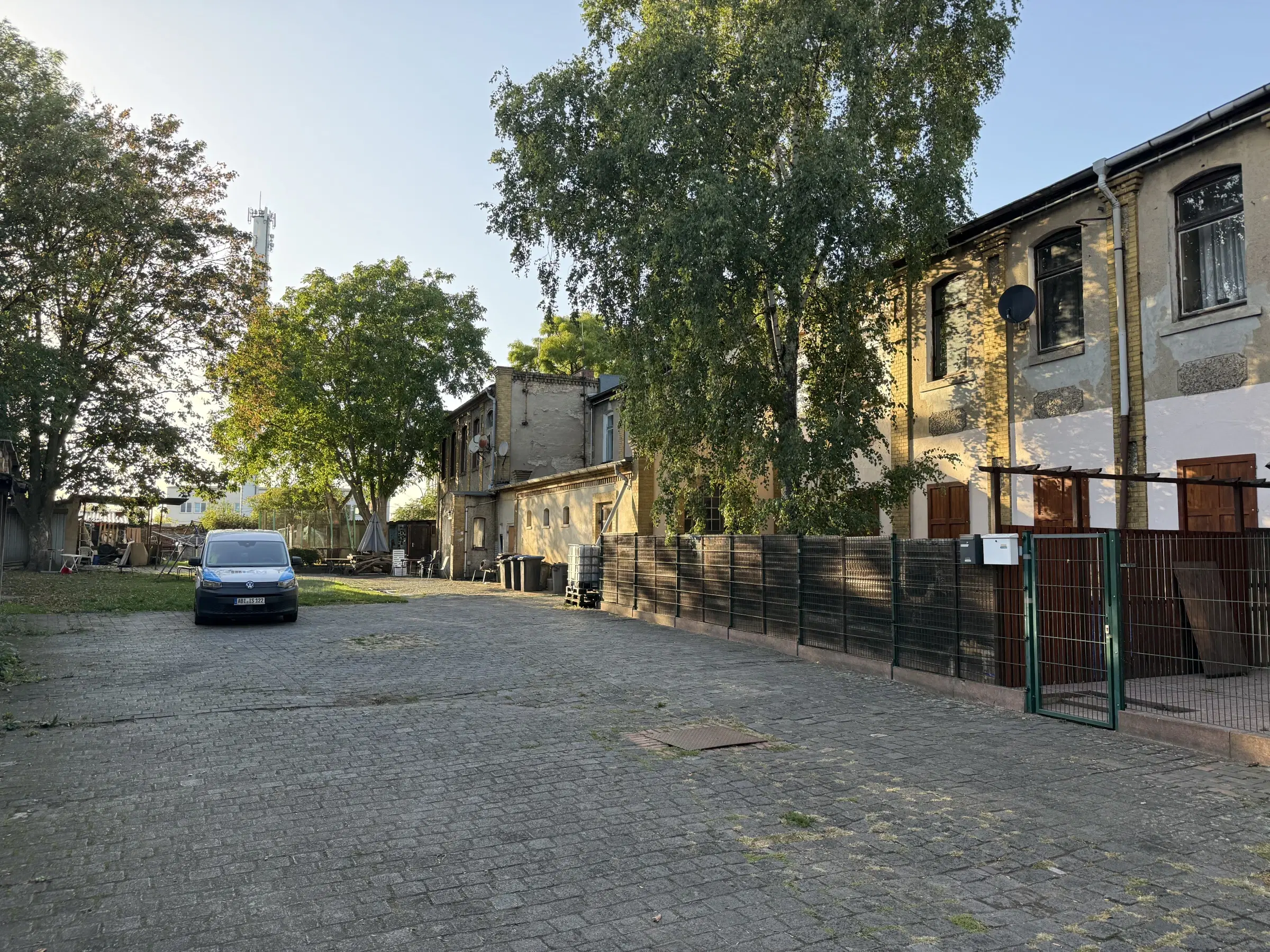 14 woningen (4 verhuurd, huursom = € 6.060,00) met 2.487 m² perceelgrootte, Zörbig, Leipzig – Duitsland