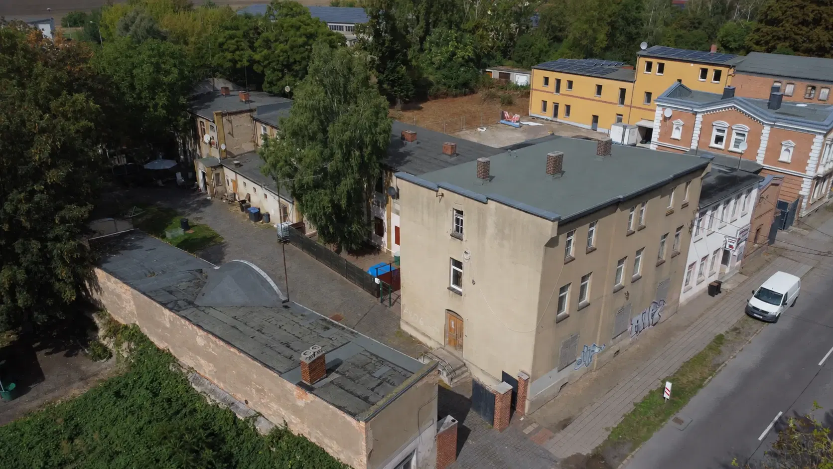 14 woningen (4 verhuurd, huursom = € 6.060,00) met 2.487 m² perceelgrootte, Zörbig, Leipzig – Duitsland