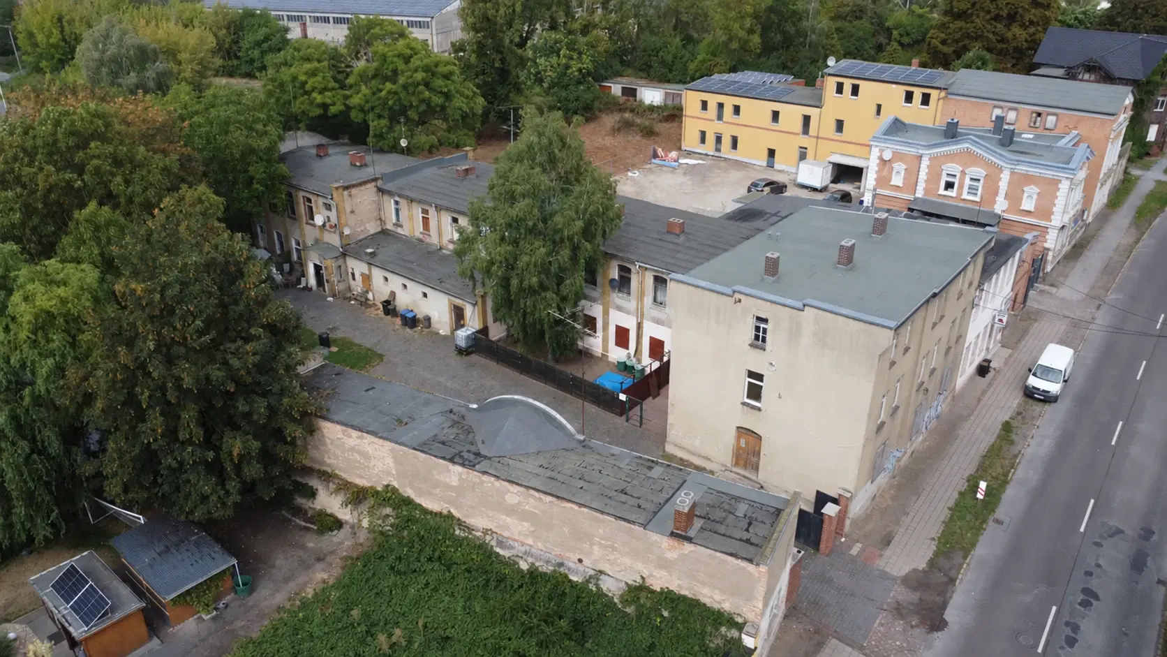 14 woningen (4 verhuurd, huursom = € 6.060,00) met 2.487 m² perceelgrootte, Zörbig, Leipzig – Duitsland