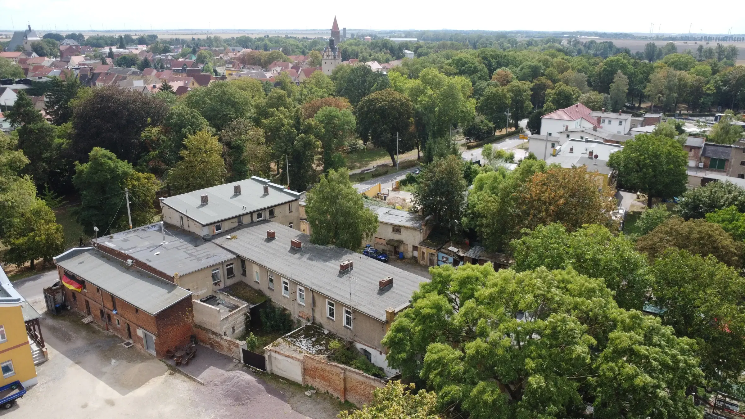 14 woningen (4 verhuurd, huursom = € 6.060,00) met 2.487 m² perceelgrootte, Zörbig, Leipzig – Duitsland