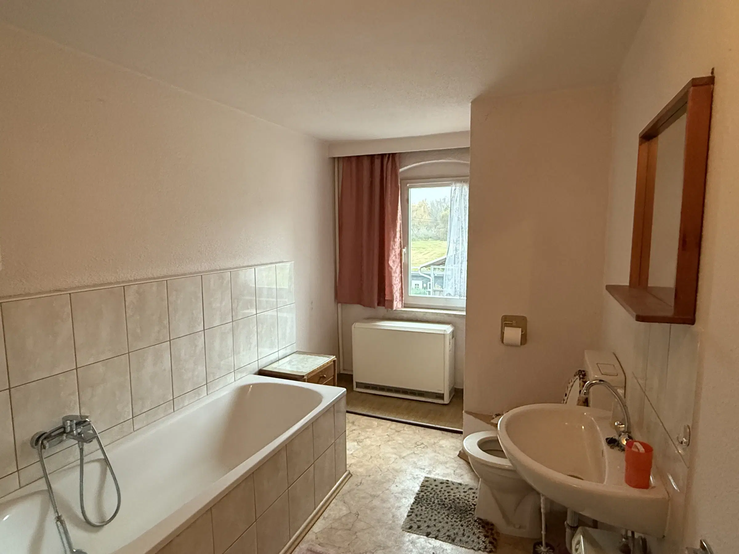 Villa met 3 wooneenheden en garages op 786 m² perceel in Waldheim - Duitsland