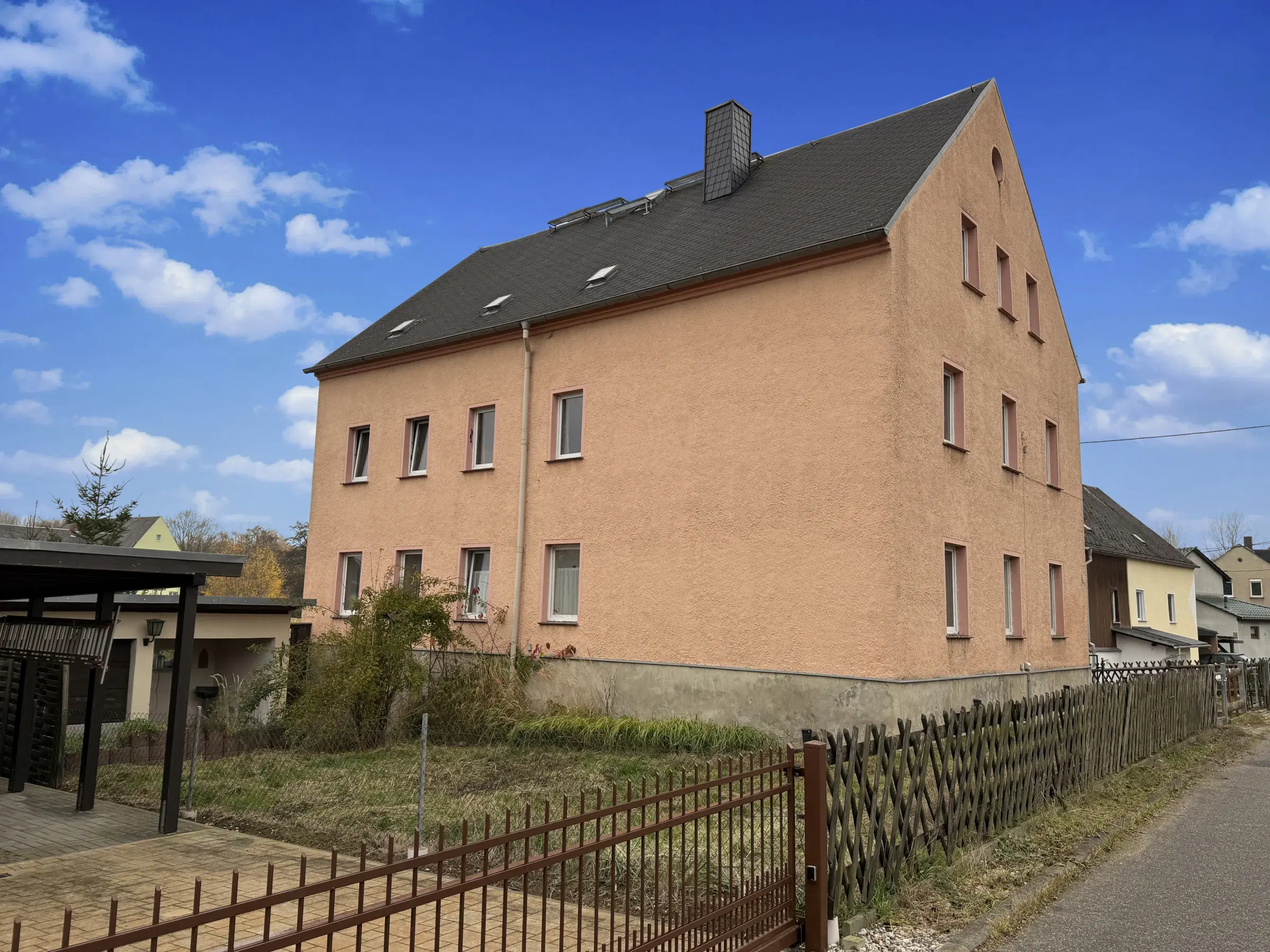 Villa met 3 wooneenheden en garages op 786 m² perceel in Waldheim - Duitsland