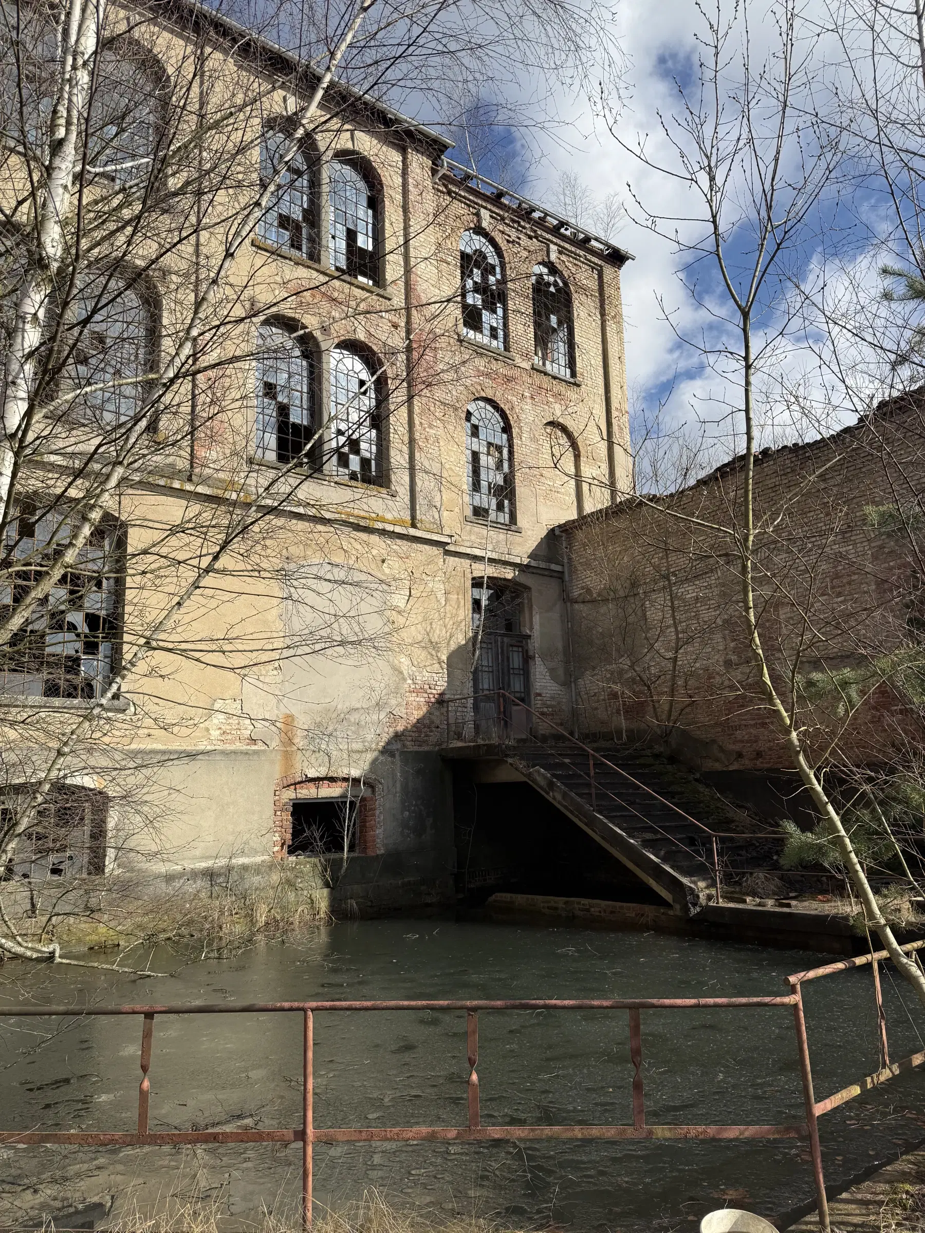 Voormalige textielfabriek op perceel van 5.493 m² - Walddorf- Duitsland
