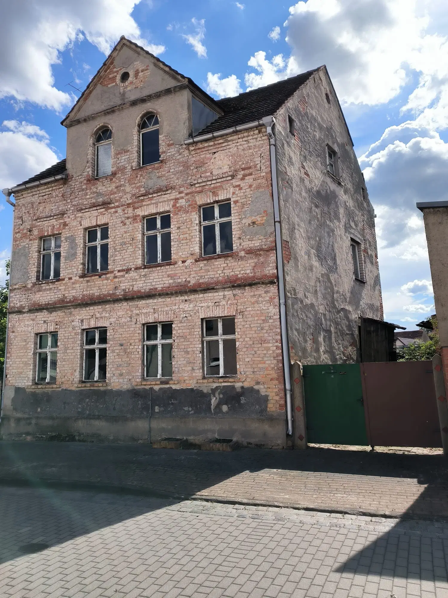 Massief woonhuis met uitbreidingsmogelijkheden en een perceel van 498 m² in Annaburg - Duitsland
