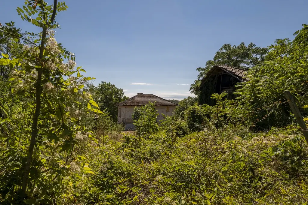 Afgelegen tweelaags huis + 1.502 grond + garage + bijgebouwen aan de rand van Milchina Luka, Regio Vidin - Bulgarije