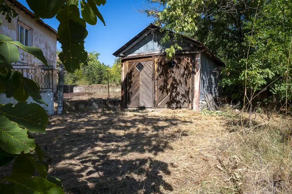 Afgelegen tweelaags huis + 1.502 grond + garage + bijgebouwen aan de rand van Milchina Luka, Regio Vidin - Bulgarije