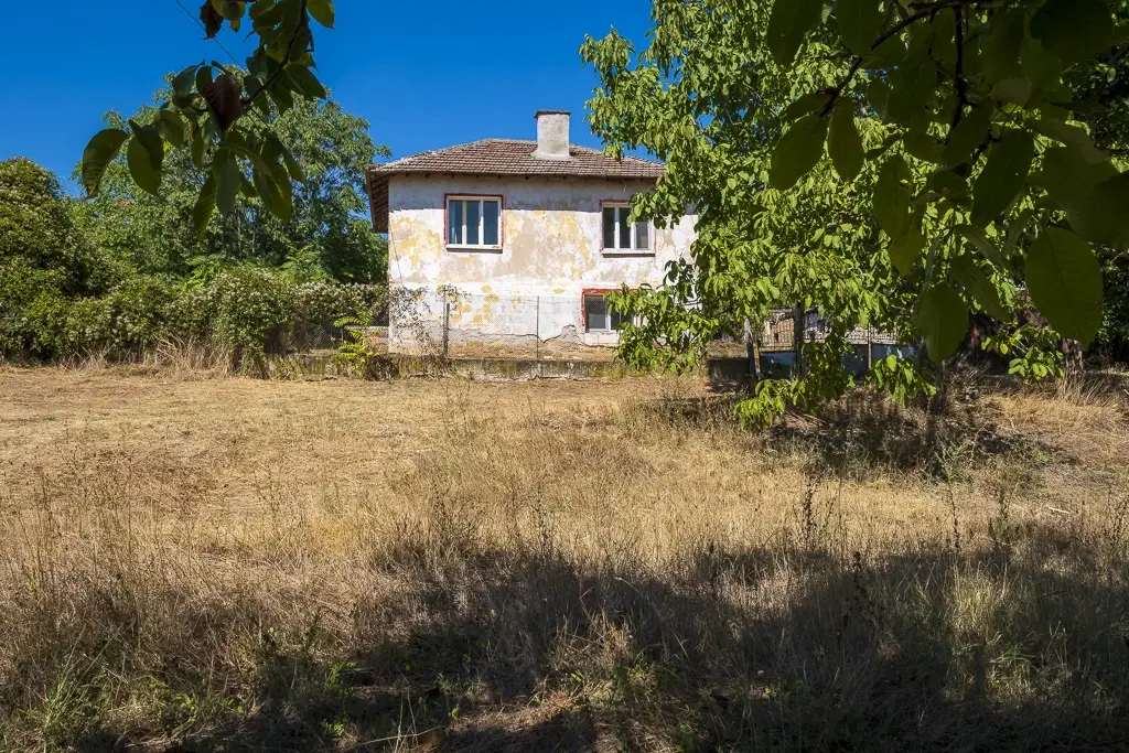 Afgelegen tweelaags huis + 1.502 grond + garage + bijgebouwen aan de rand van Milchina Luka, Regio Vidin - Bulgarije