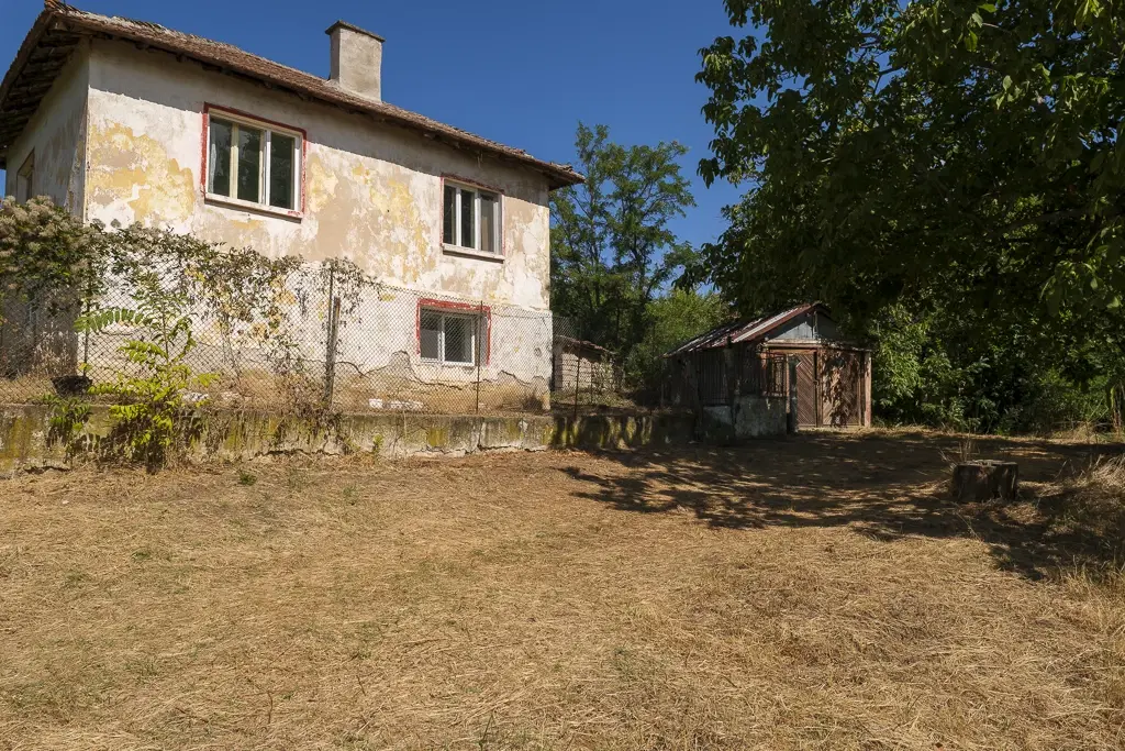 Afgelegen tweelaags huis + 1.502 grond + garage + bijgebouwen aan de rand van Milchina Luka, Regio Vidin - Bulgarije