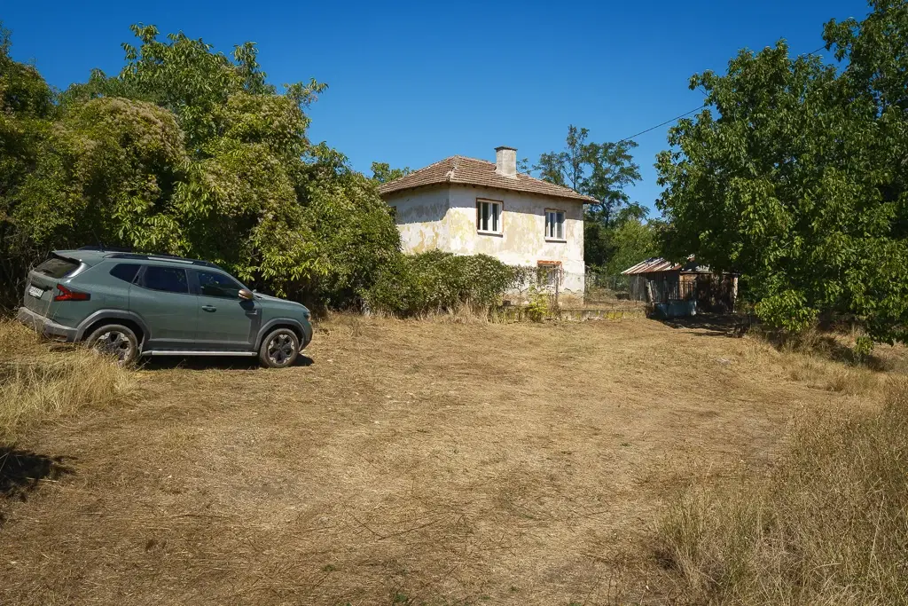Afgelegen tweelaags huis + 1.502 grond + garage + bijgebouwen aan de rand van Milchina Luka, Regio Vidin - Bulgarije