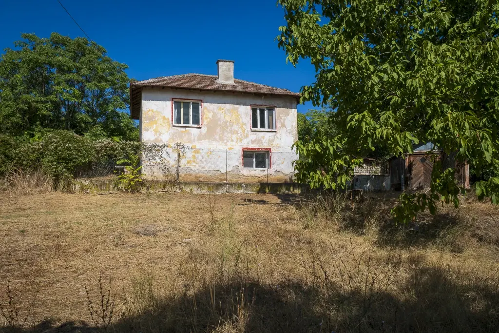 Afgelegen tweelaags huis + 1.502 grond + garage + bijgebouwen aan de rand van Milchina Luka, Regio Vidin - Bulgarije