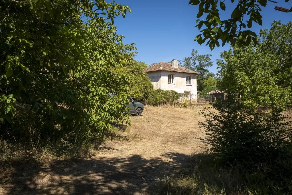 Afgelegen tweelaags huis + 1.502 grond + garage + bijgebouwen aan de rand van Milchina Luka, Regio Vidin - Bulgarije