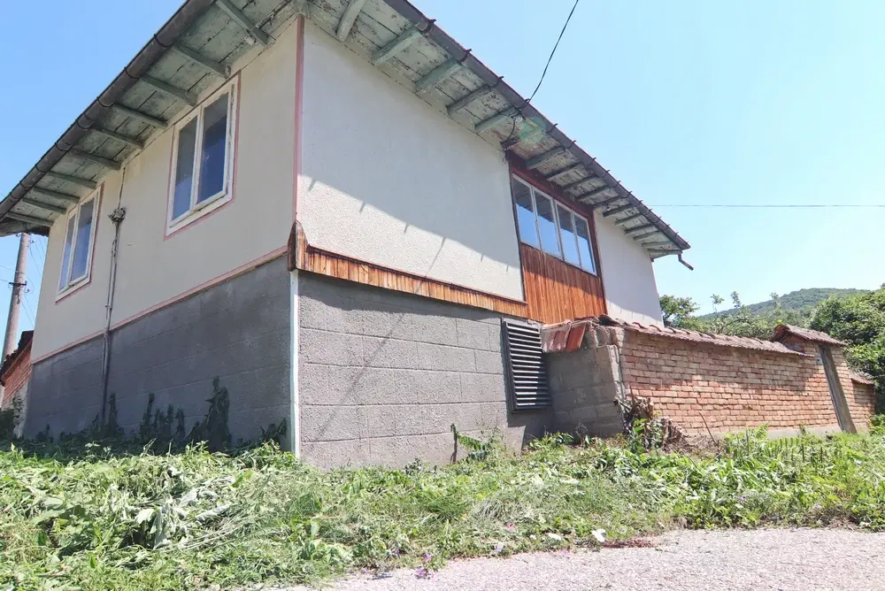 Huis met twee verdiepingen + 660 m² grond in Karan Varbovka - Bulgarije
