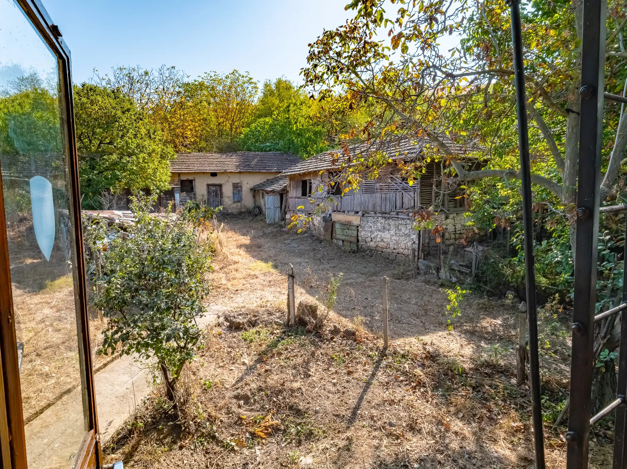 Woning met 2 verdiepingen, bijgebouwen en 2.500 m2 grond in Ostrov-upon-Danube - Bulgarije