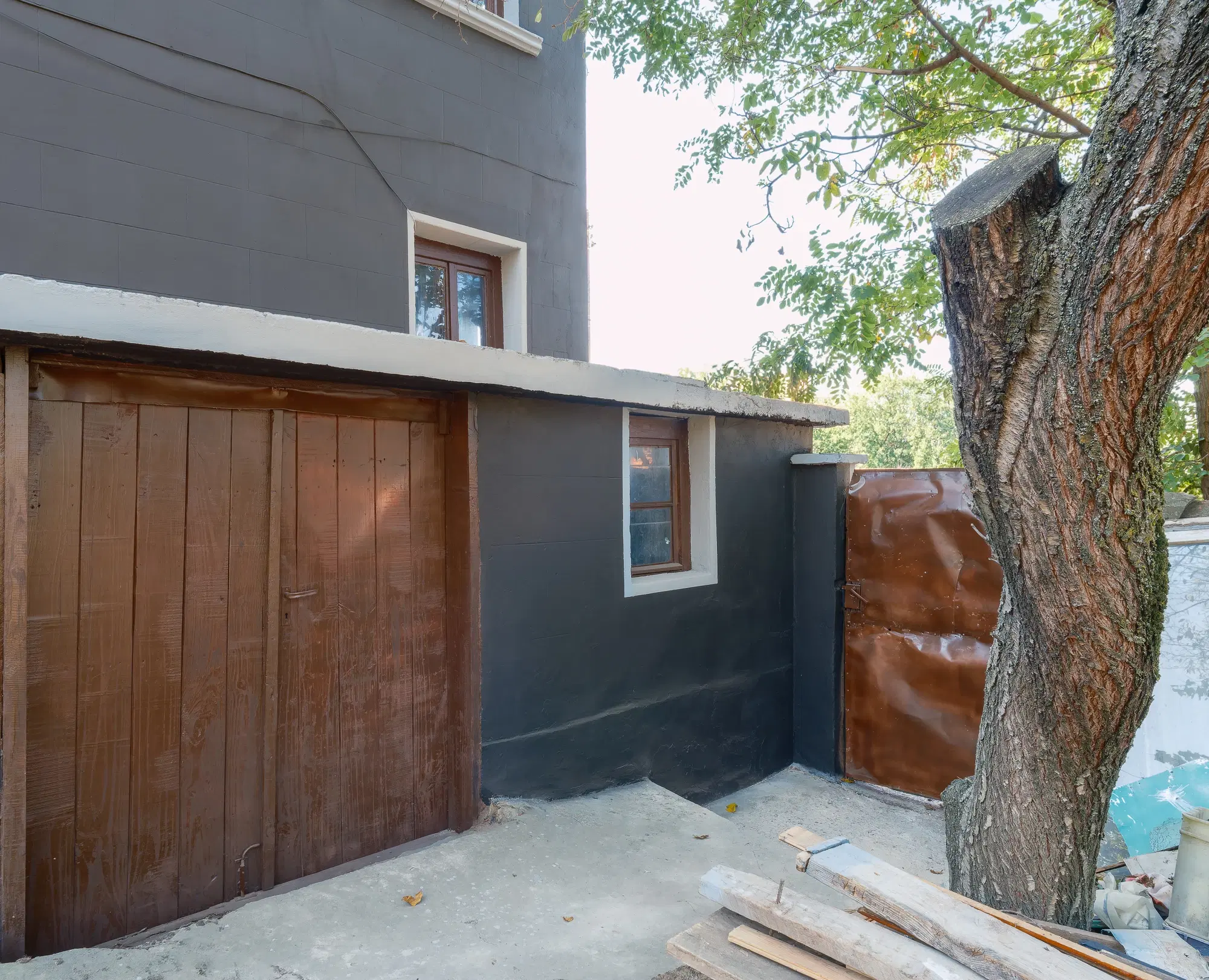 Woning met 2 verdiepingen, bijgebouwen en 2.500 m2 grond in Ostrov-upon-Danube - Bulgarije