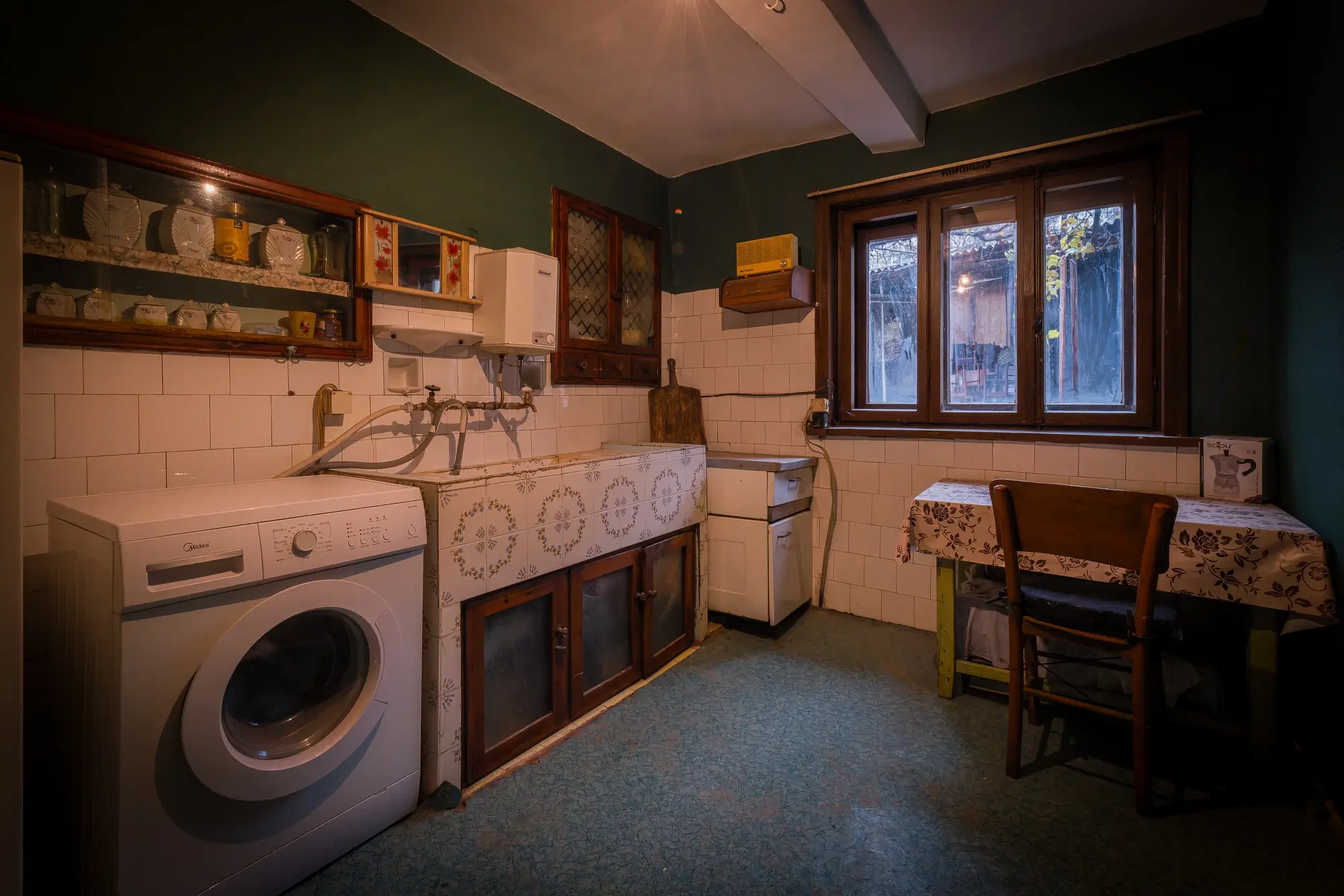 Woning met 2 verdiepingen, bijgebouwen en 2.500 m2 grond in Ostrov-upon-Danube - Bulgarije