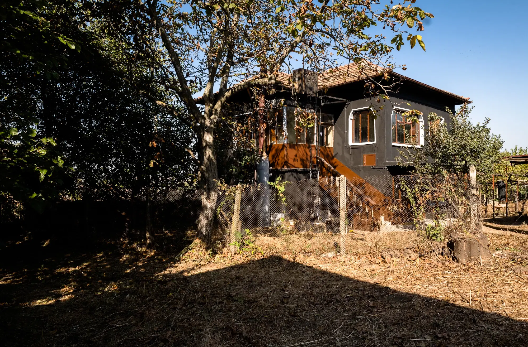 Woning met 2 verdiepingen, bijgebouwen en 2.500 m2 grond in Ostrov-upon-Danube - Bulgarije