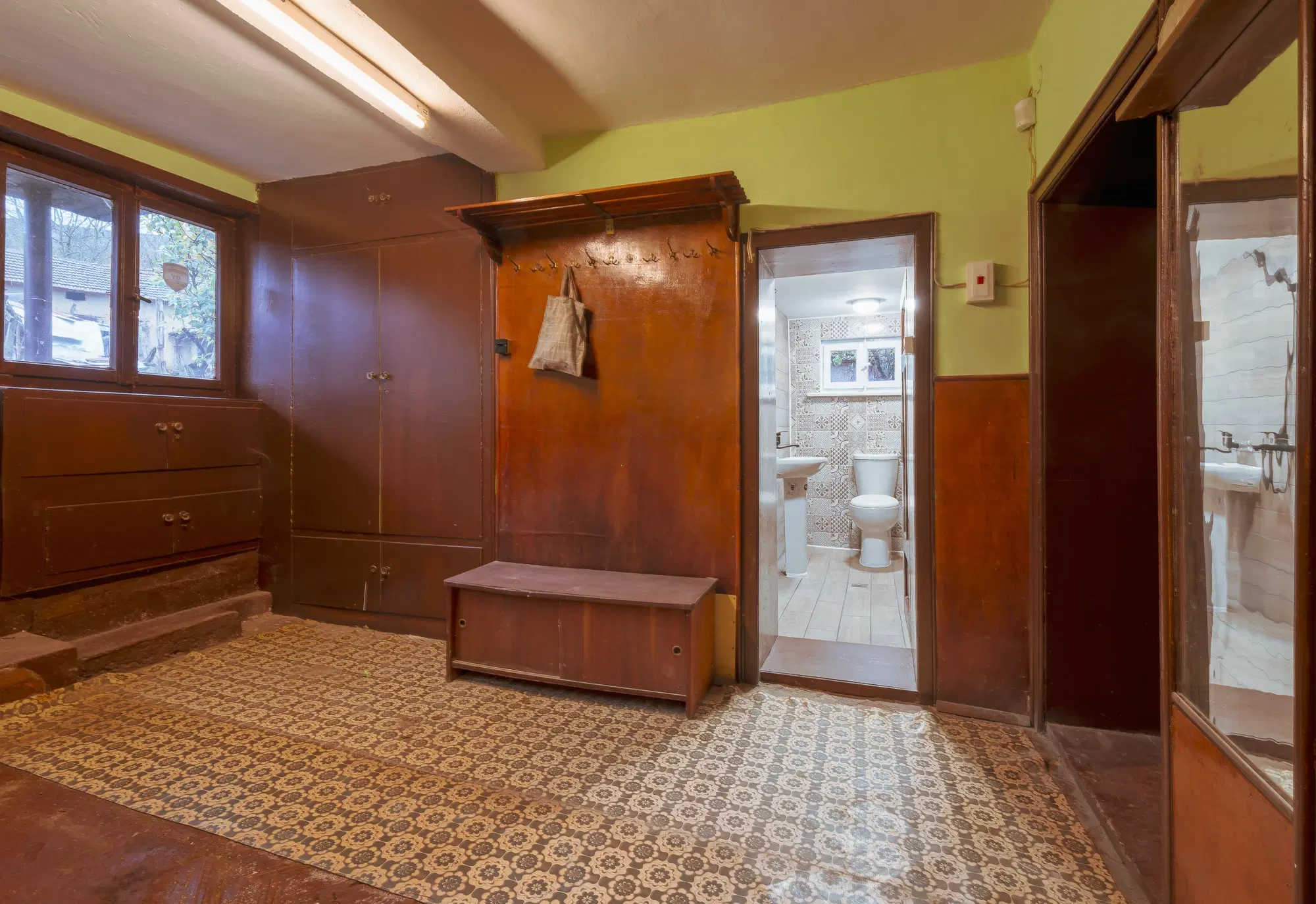 Woning met 2 verdiepingen, bijgebouwen en 2.500 m2 grond in Ostrov-upon-Danube - Bulgarije