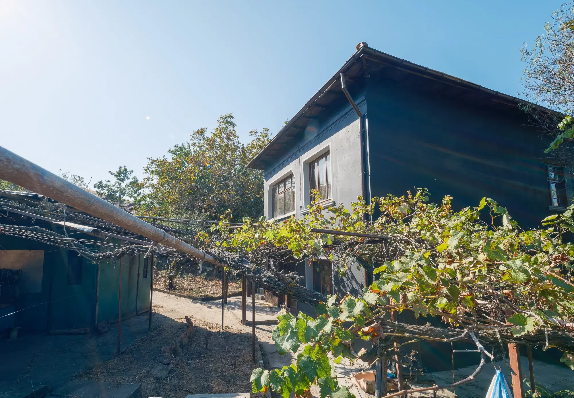 Woning met 2 verdiepingen, bijgebouwen en 2.500 m2 grond in Ostrov-upon-Danube - Bulgarije