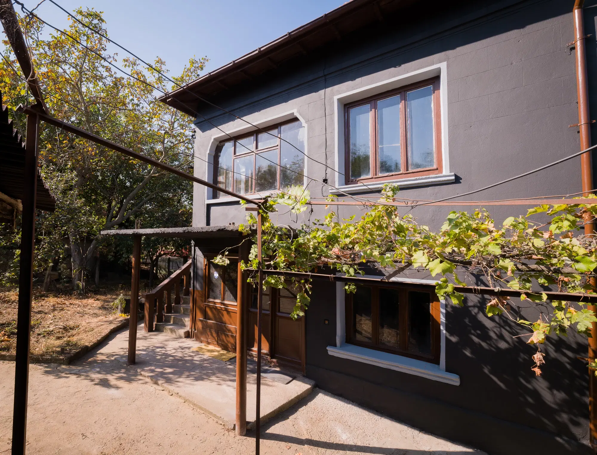 Woning met 2 verdiepingen, bijgebouwen en 2.500 m2 grond in Ostrov-upon-Danube - Bulgarije