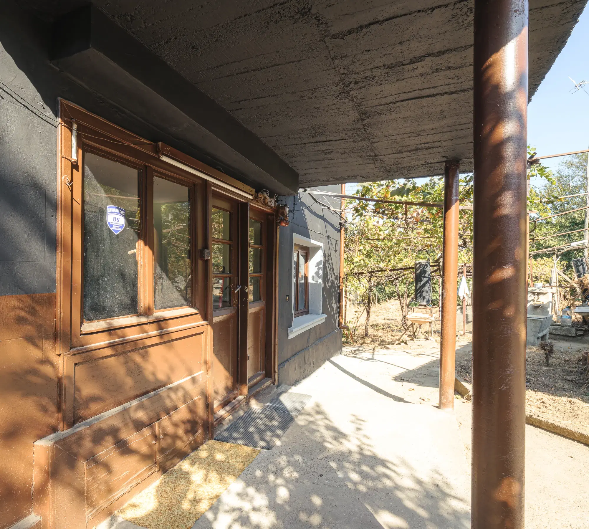 Woning met 2 verdiepingen, bijgebouwen en 2.500 m2 grond in Ostrov-upon-Danube - Bulgarije
