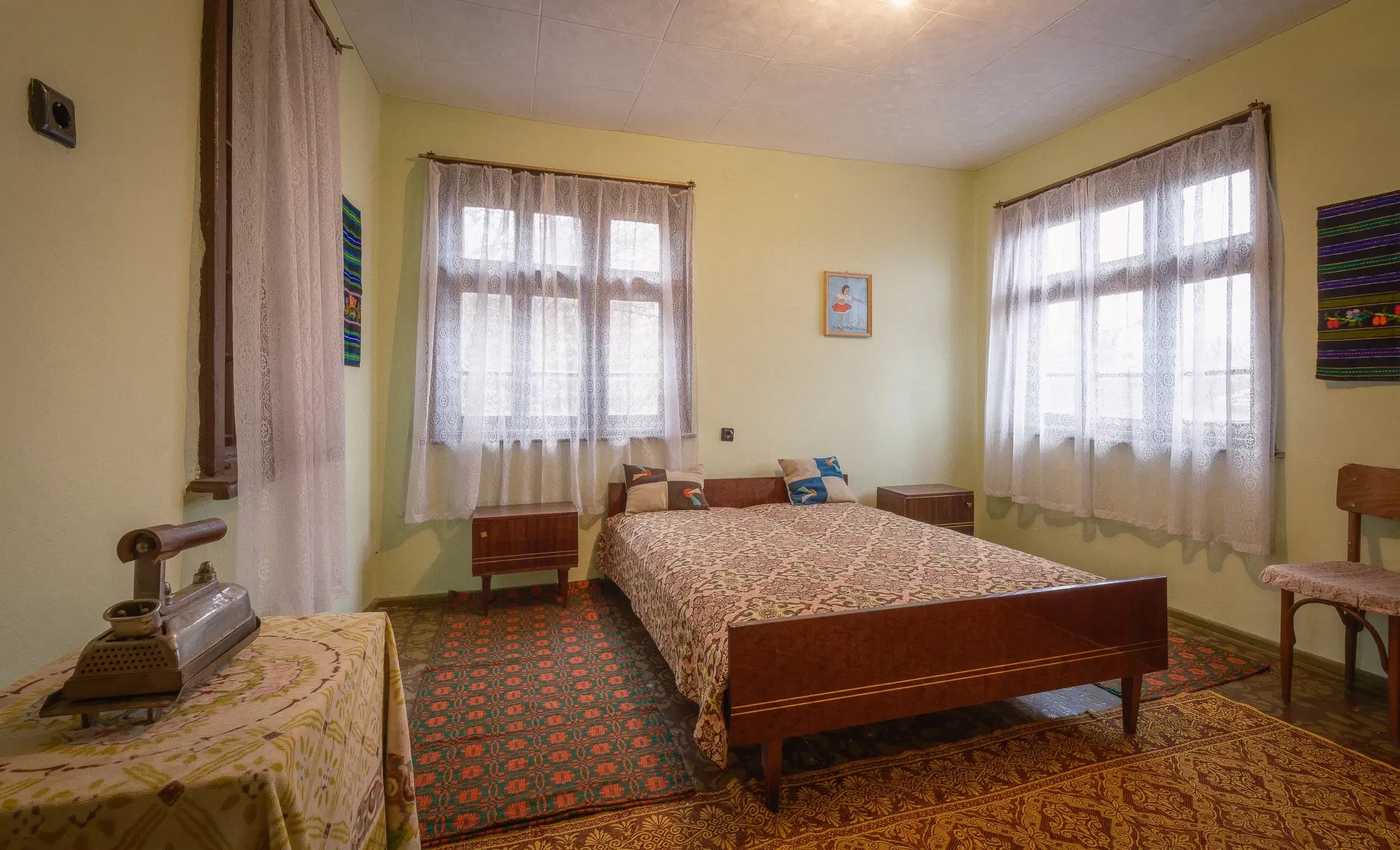 Woning met 2 verdiepingen, bijgebouwen en 2.500 m2 grond in Ostrov-upon-Danube - Bulgarije
