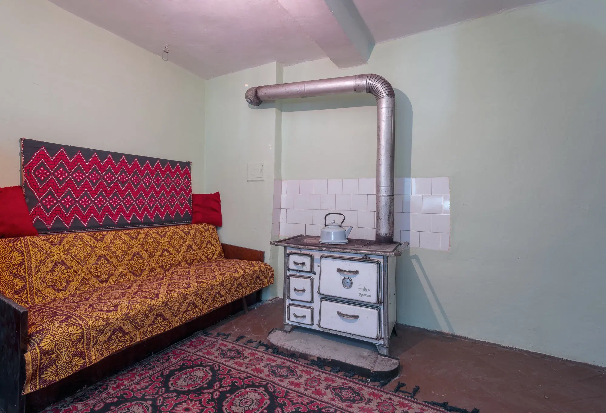 Woning met 2 verdiepingen, bijgebouwen en 2.500 m2 grond in Ostrov-upon-Danube - Bulgarije