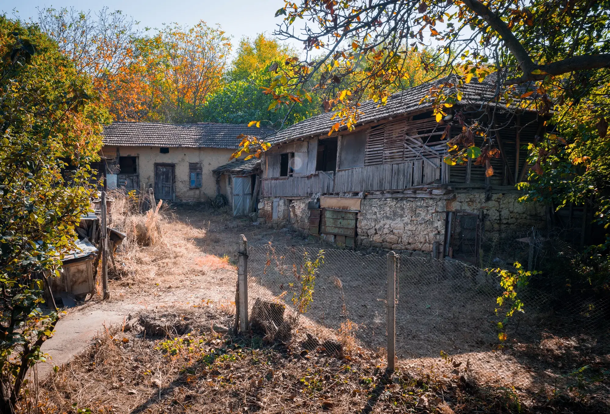 Woning met 2 verdiepingen, bijgebouwen en 2.500 m2 grond in Ostrov-upon-Danube - Bulgarije