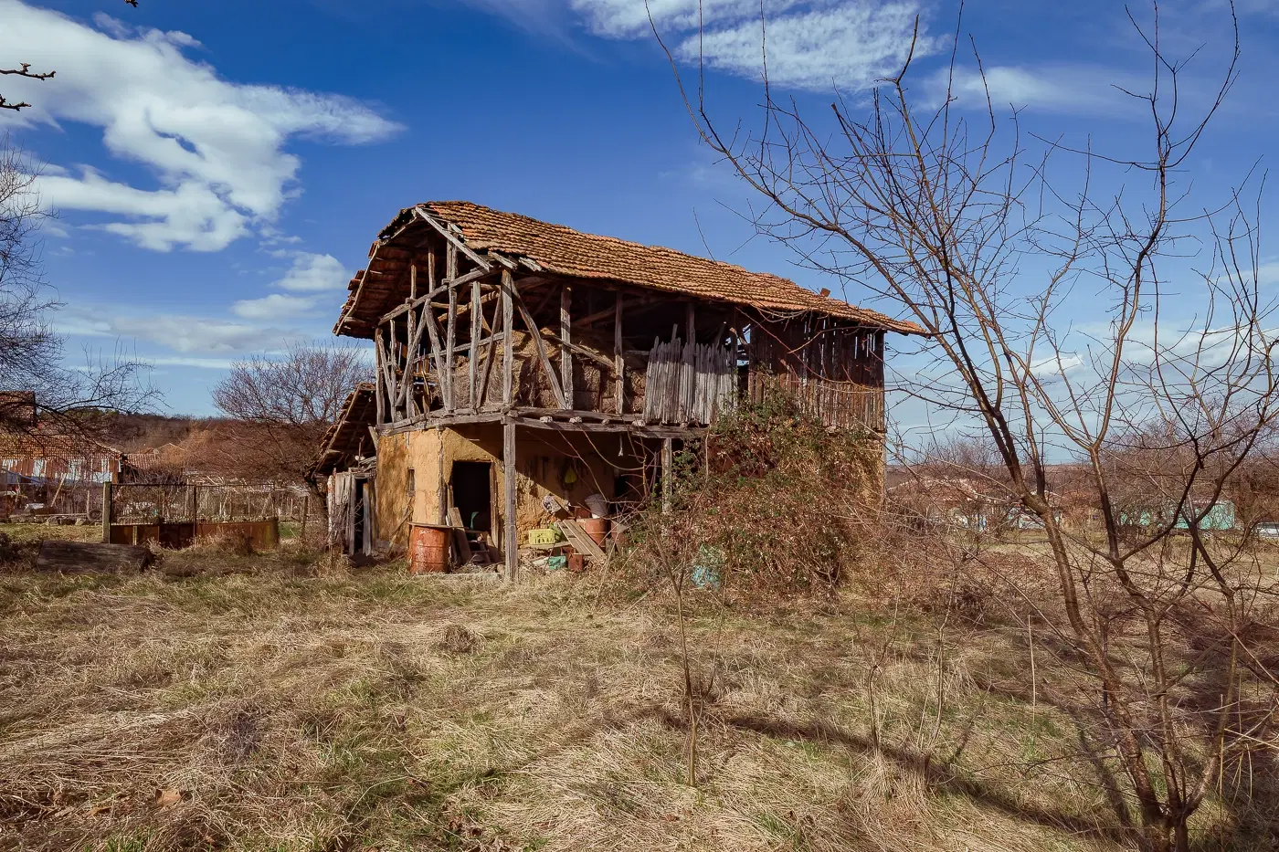 Huis met 1.578 m2 grond en bijgebouw in Belotintsi (Montana) - Bulgarije
