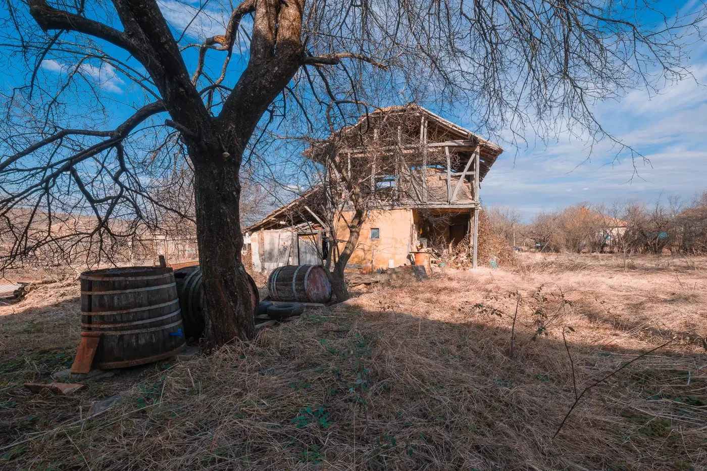 Huis met 1.578 m2 grond en bijgebouw in Belotintsi (Montana) - Bulgarije